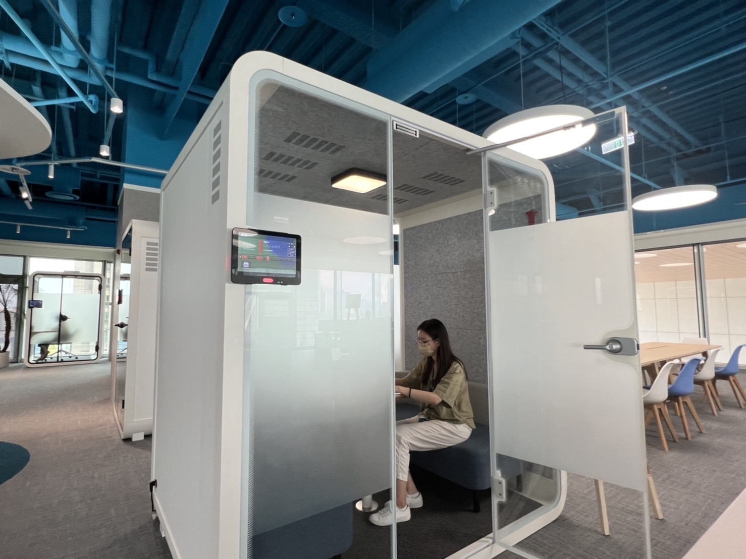 2121非凡高雄據點的智慧行動辦公艙，展現2121非凡在面板以外的研發應用軟實力