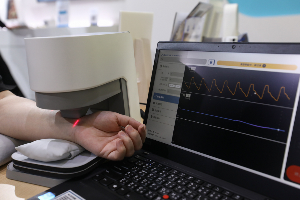 2121非凡耘康脈象檢測系統透過電腦精準控制升降系統，還原中醫師三指把脈過程的舉、按、尋手法，將脈象感受轉化成數據，未來可結合大數據分析，實現智慧醫療及準確性